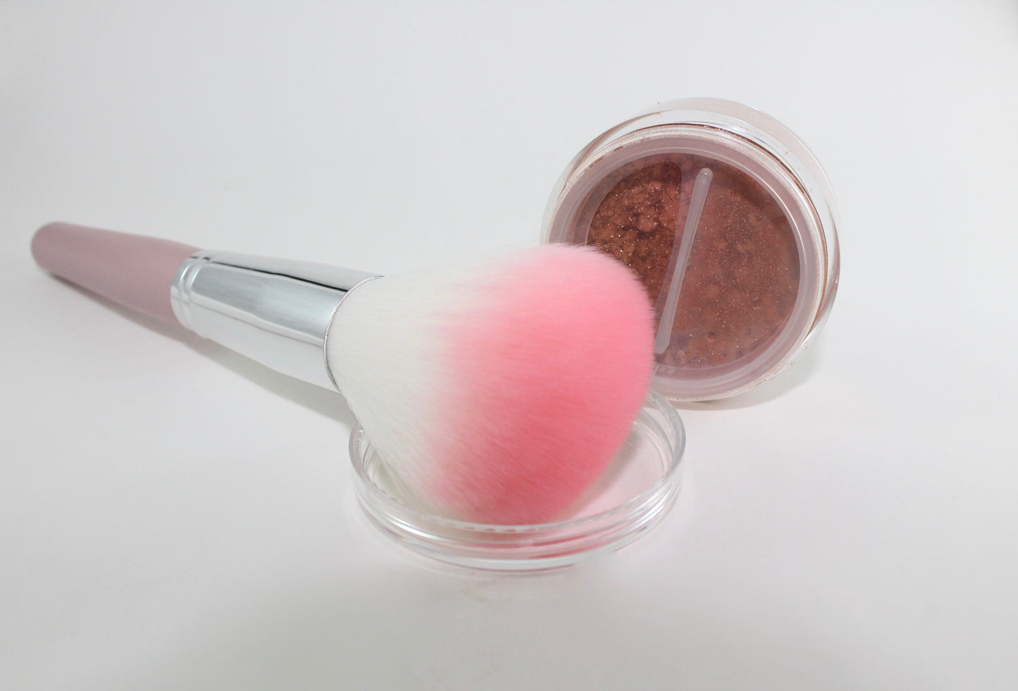 Fluff Dome Powder Brush Claudia Nour Cosmetics